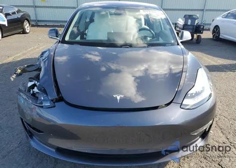 2018 Tesla Model 3 из США, поврежденный, VIN 5YJ3E1EB5JF182781